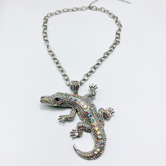 Bold sparkly large Alligator reptile rhinestone silver-tone statement necklace - Picture 3 of 12